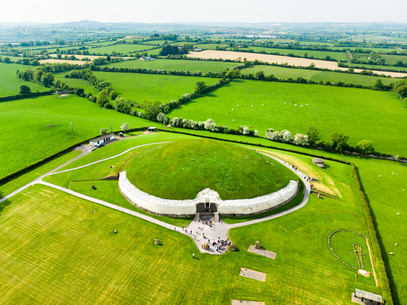 Newgrange neolithic burial chamber ireland